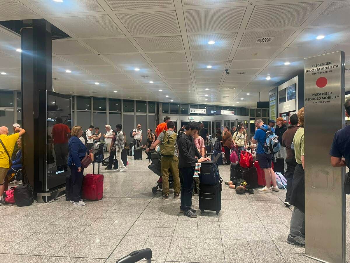 Volo dirottato e passeggeri abbandonati: la notte da incubo all'aeroporto di Genova 