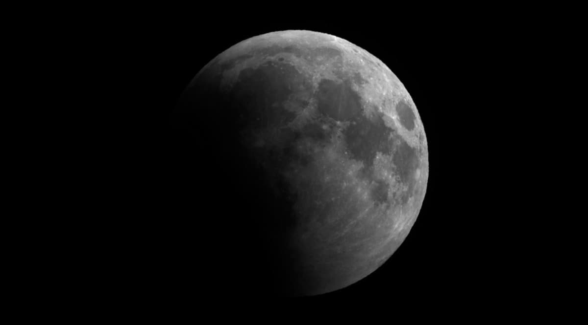 L’eclissi parziale di Luna vista dal Righi: la foto scattata all’alba da Genova