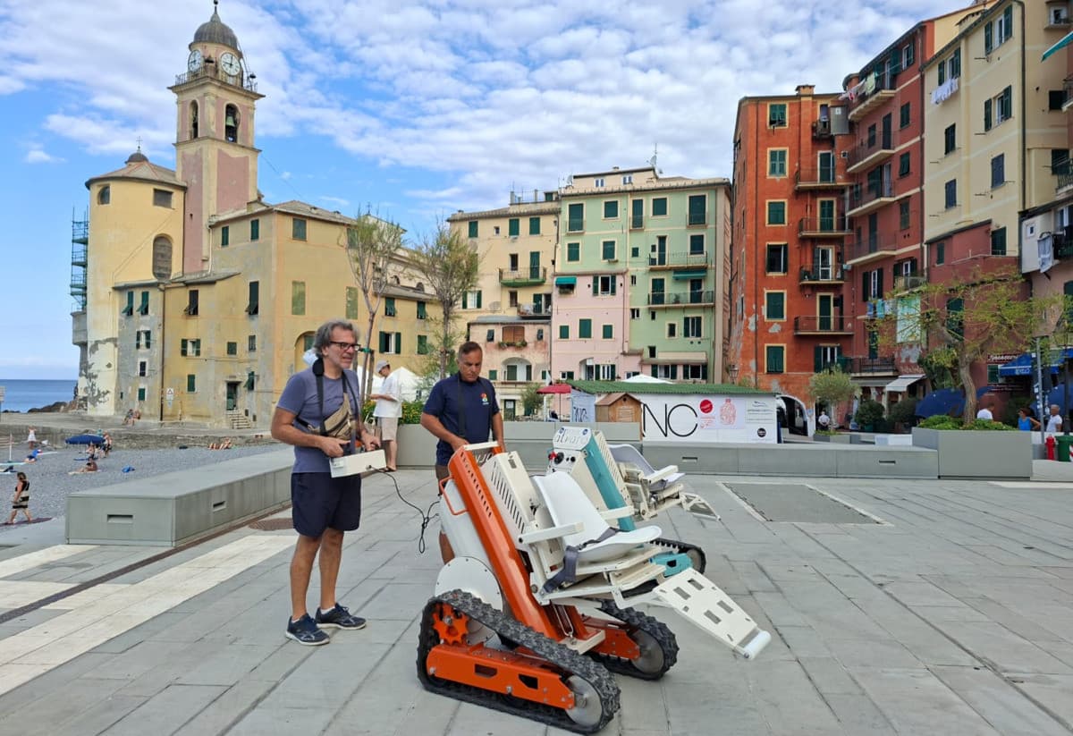Camogli, inaugurate due sedie che consentono l'accesso al mare alle persone con disabilità