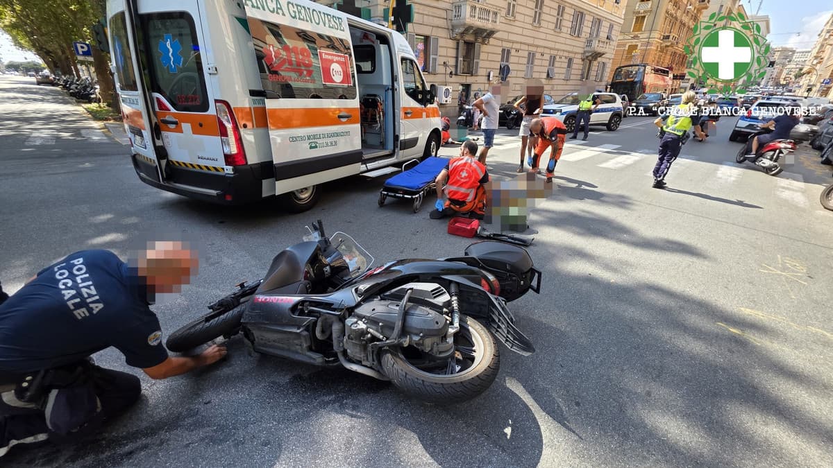 Corso Torino, scontro frontale tra moto e scooter all’incrocio con via Barabino: due feriti