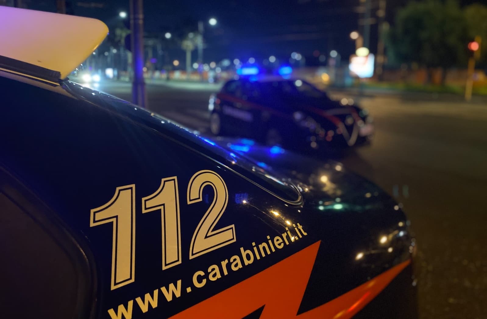 Sampierdarena, incubo in un minimarket: rapina il titolare col coltello e poi ritorna con una mazza per sfasciare il negozio