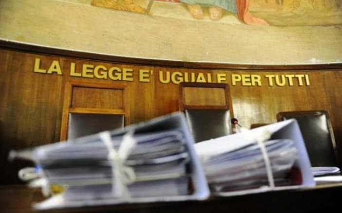 Cade dalle scale e muore dopo una lite con il fidanzato: il giudice dispone altre indagini sulla dinamica