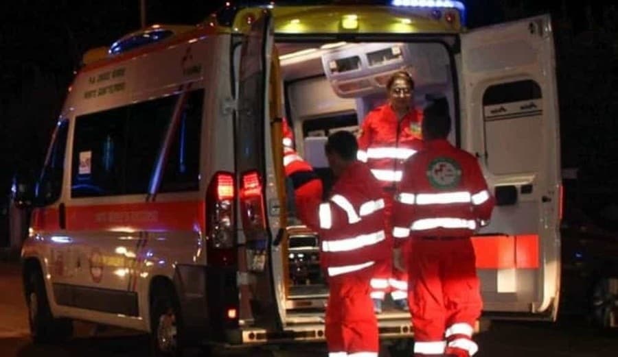 Schianto tra auto e moto nella notte a Ne, 18enne in ospedale in codice rosso
