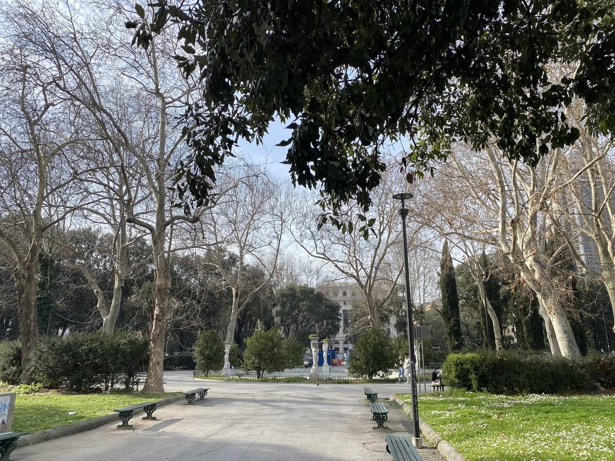 Brignole, coppia di ventenni ferita con una bottiglia rotta