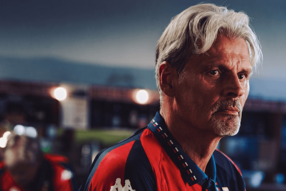 Il Genoa riabbraccia gli "eroi di Anfield": la nuova maglia rossoblù nasce dalla notte che diventò leggenda