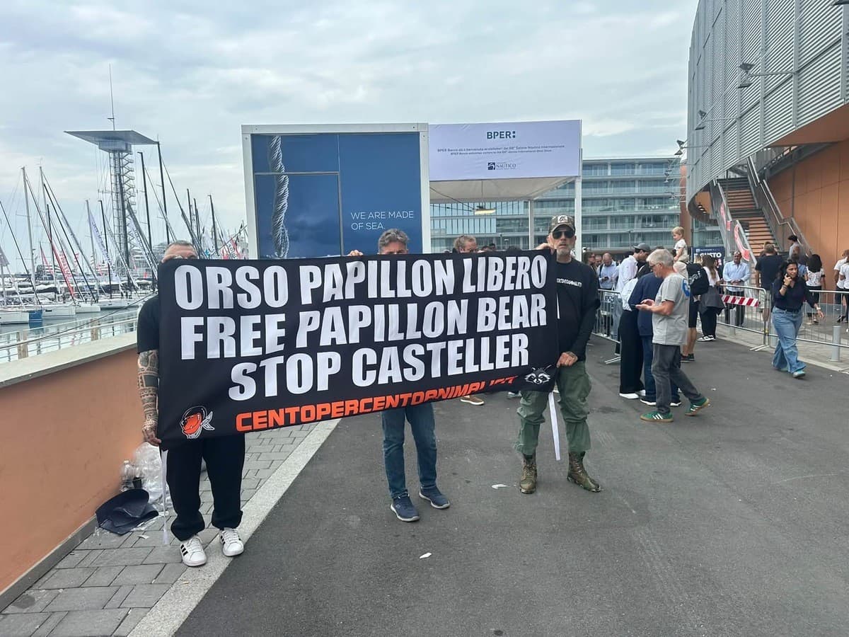 Gli attivisti per i diritti degli animali al Salone Nautico di Genova: blitz e striscione per la liberazione dell'orso Papillon