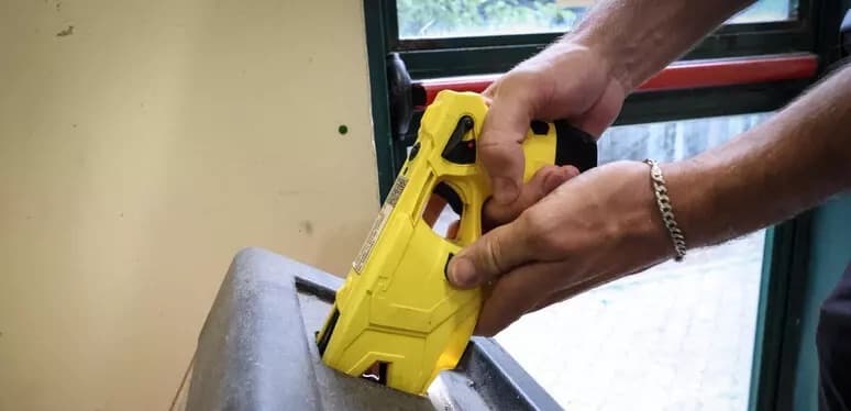 La Lega lancia la raccolta firme per il taser alla Polizia Locale: primo banchetto in via XX Settembre
