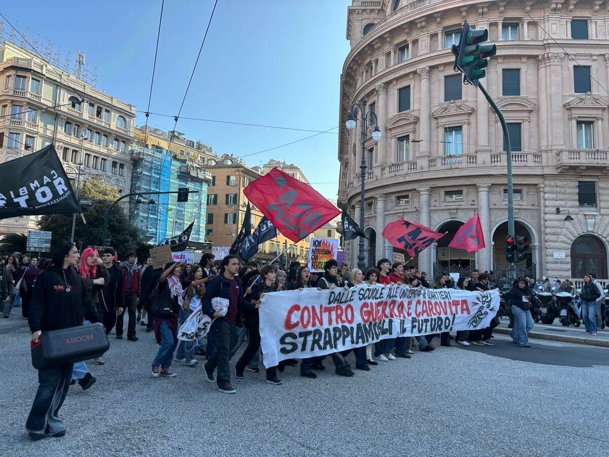Sciopero generale, Genova studenti e portuali uniti in piazza: "Basta fondi alla guerra”. Corteo in atto [FOTO]
