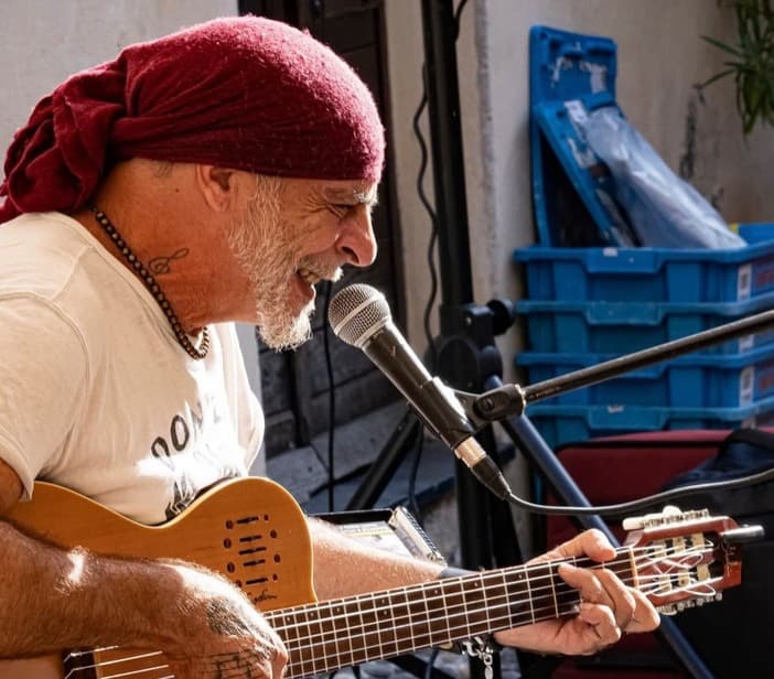 È morto Aldo Ascolese, la voce genovese che ha raccontato la città attraverso la musica