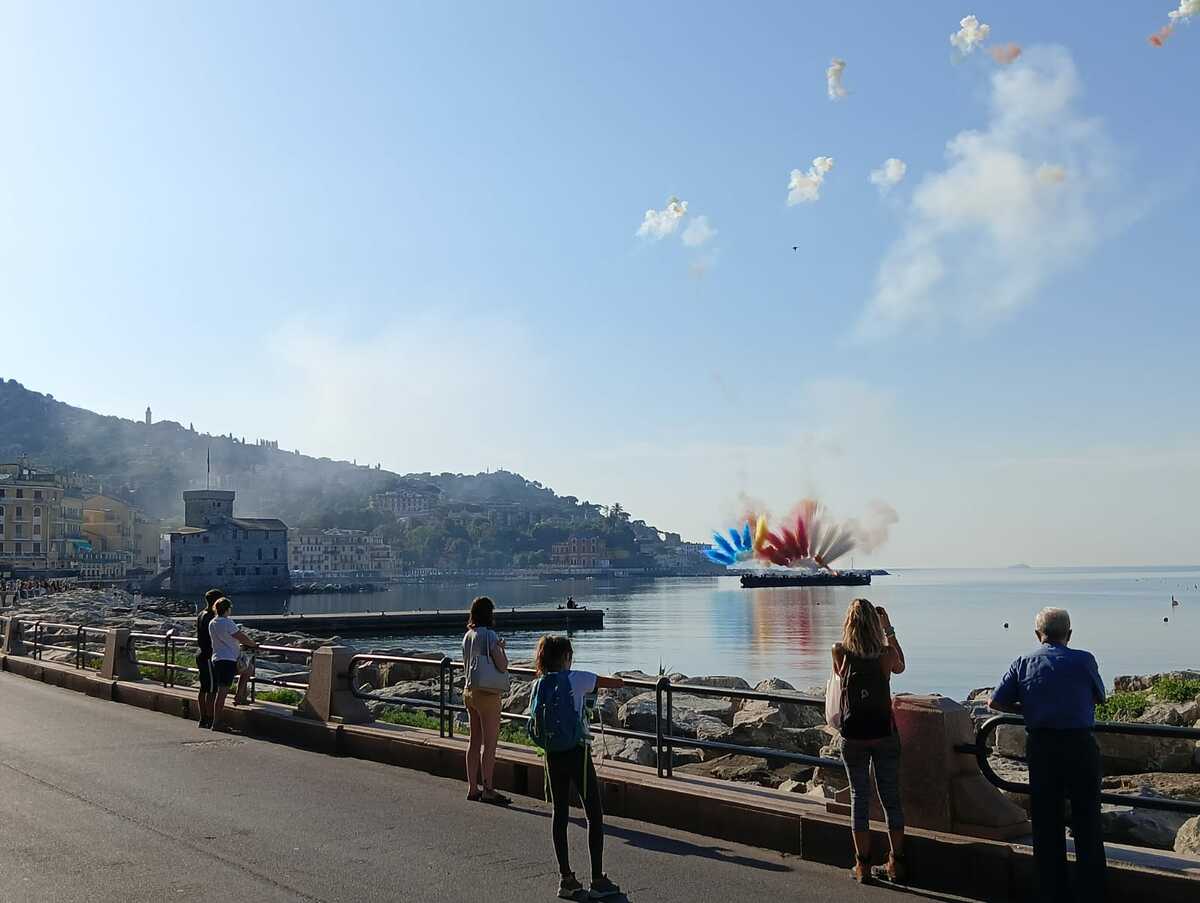 Rapallo, vento forte nella notte: modificato il programma della sparata di mezzogiorno