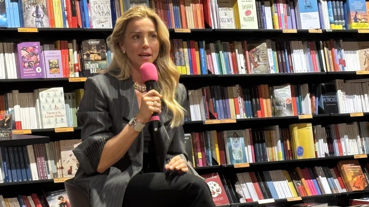 Salis presenta il suo libro alla Feltrinelli: "A Meloni invidio l'elettorato e la loro memoria un po' corta"