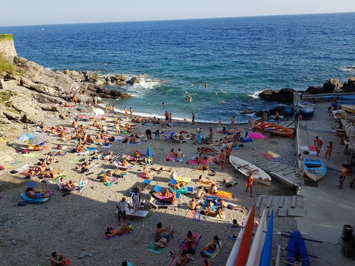Genova, furto in spiaggia a Murcarolo: arrestato un 19enne, in fuga due complici