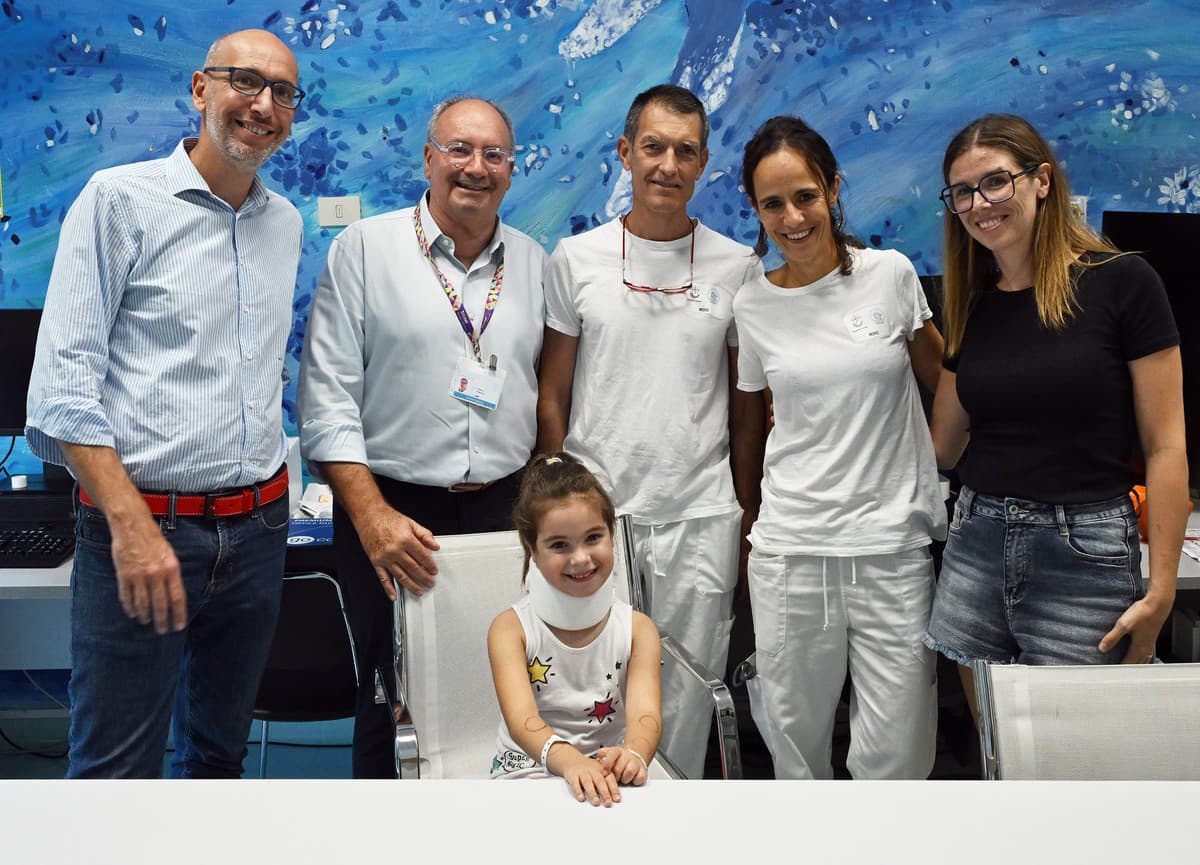 A cinque anni rischia la vita in un incidente: dopo tre mesi torna a camminare grazie alle cure del Gaslini 