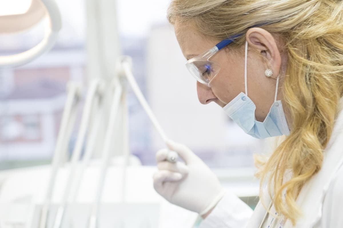 Mal di denti all'improvviso: cosa fare (e quando è davvero un'urgenza)