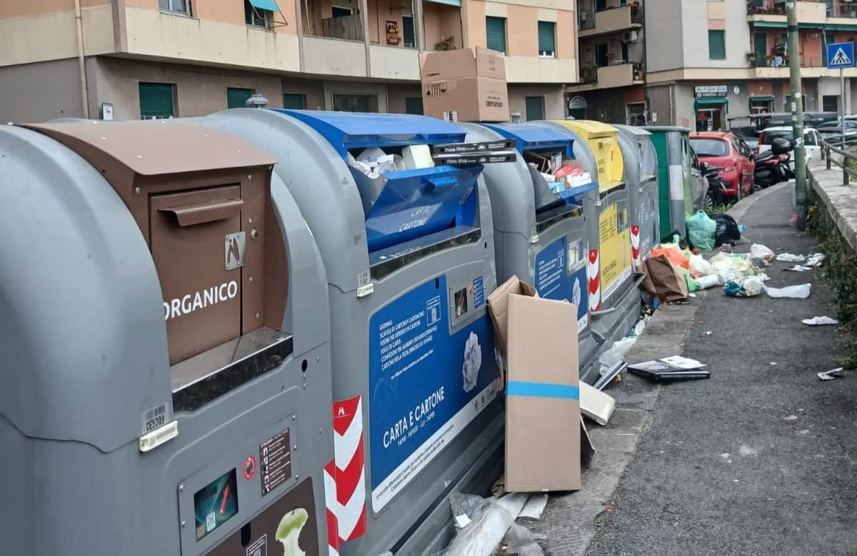 San Teodoro, la protesta sui nuovi cassonetti: “Rifiuti e degrado col caldo estivo, così salta anche la differenziata”