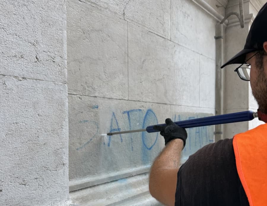 Graffiti rimossi dal Ponte Monumentale, completato l'intervento di pulizia conservativa
