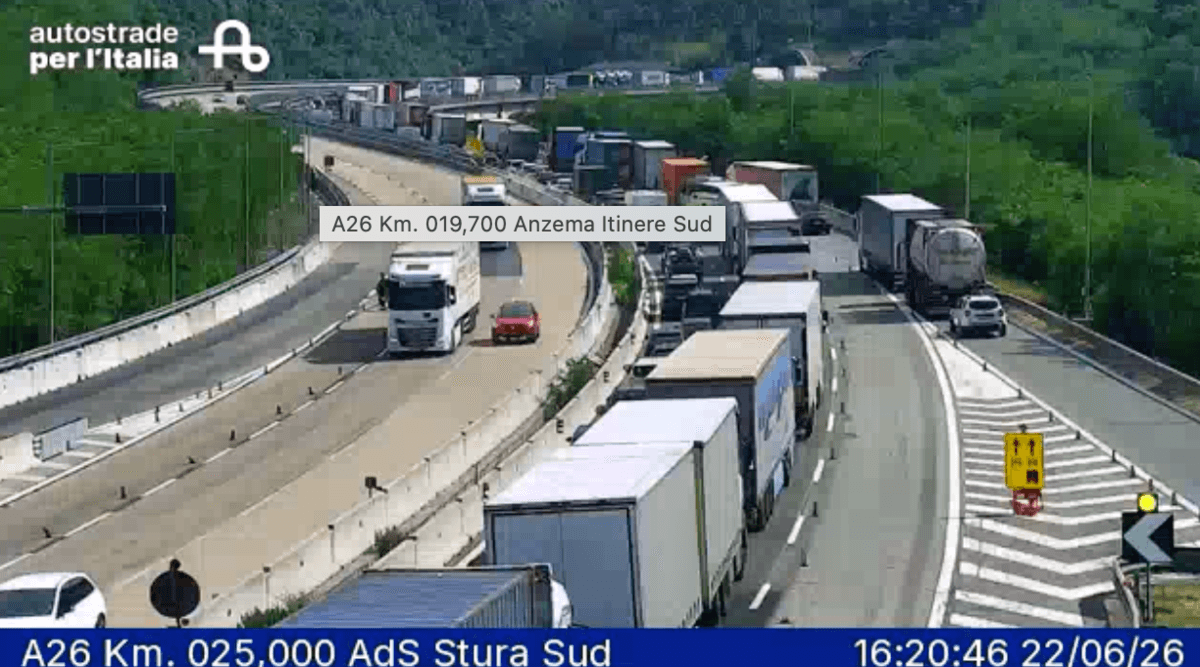 Tamponamento a catena sulla A26 tra Ovada e Masone, tre feriti gravi: traffico bloccato verso Genova