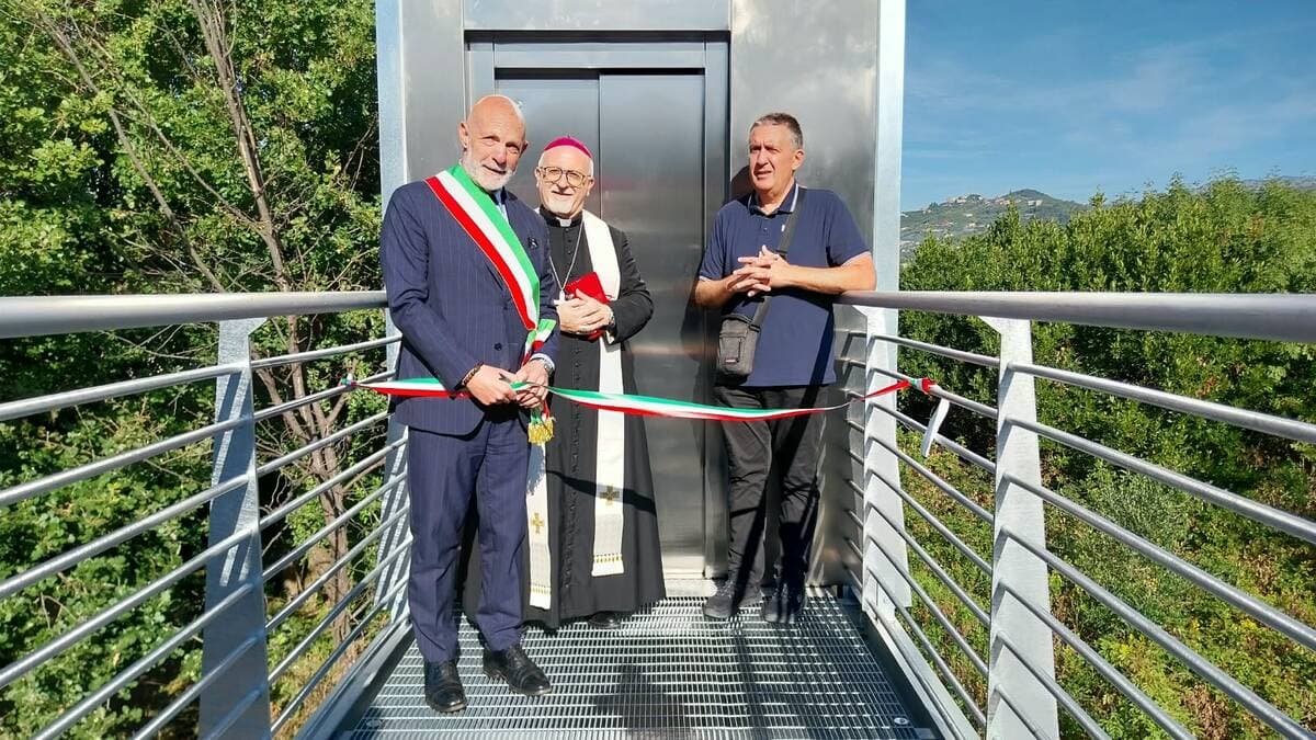 Cimitero di Lavagna, inaugurato il nuovo ascensore: abbattute le barriere architettoniche tra i tre livelli