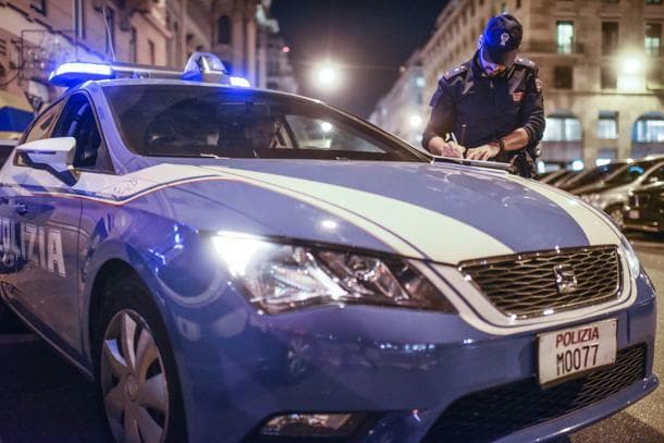 Via San Vincenzo, tentano il colpo al distributore automatico: denunciati cinque giovani
