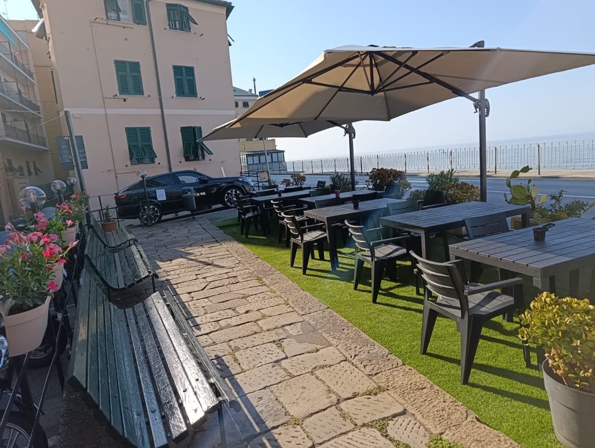 Nasce la nuova area attrezzata del Civ Nervi Mare con tavoli, sedie, ombrelloni 