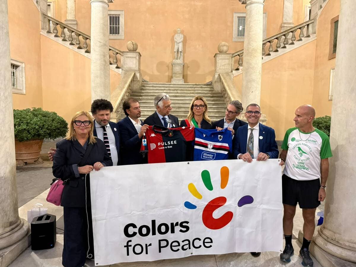La Fiaccola della Pace arriva a Genova: Salis la accoglie a Palazzo Tursi