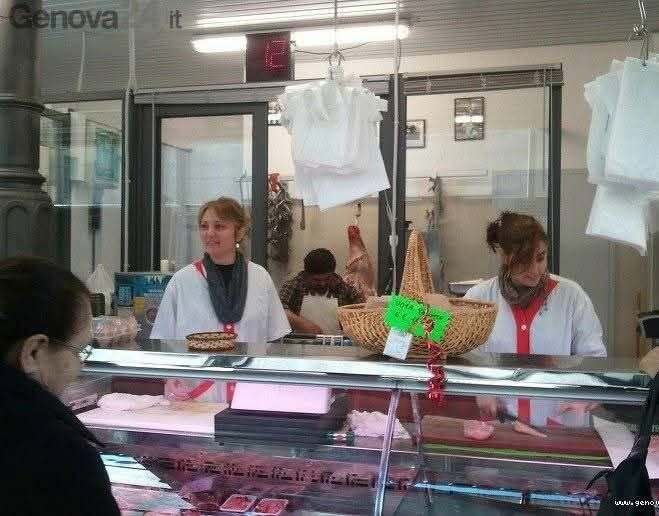 Sestri Ponente, si abbassa un’altra serranda: dopo 73 anni chiude la Macelleria Bisio
