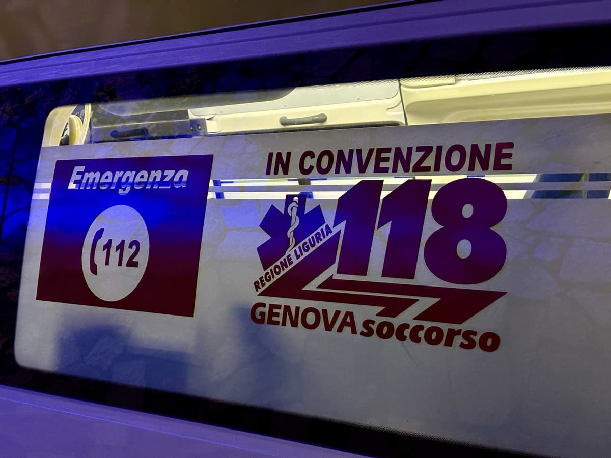 Precipita da una scarpata lungo la A10, operaio trasportato al San Martino