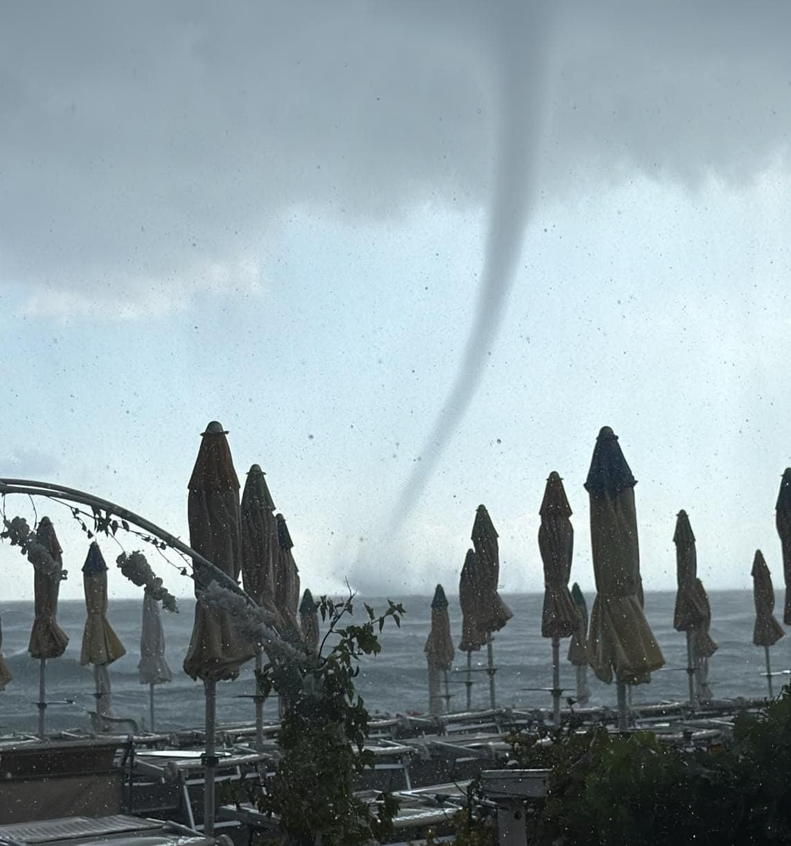 Maltempo in Liguria, tromba marina al largo di Varazze (Video)