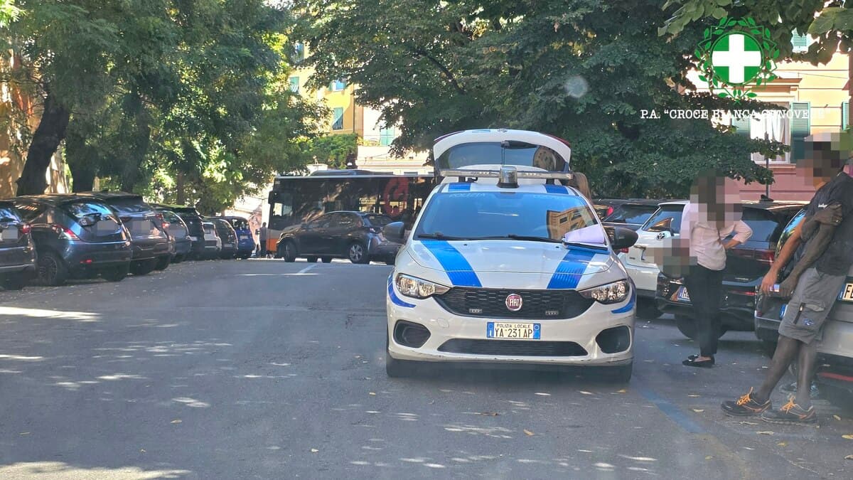 Carignano, travolto da uno scooter mentre attraversa sulle strisce: 33enne in codice rosso