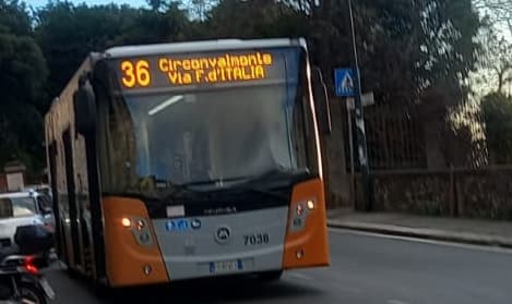 Via Fanti d’Italia, pugni sul vetro del bus e minacce all’autista del 36: interviene la polizia