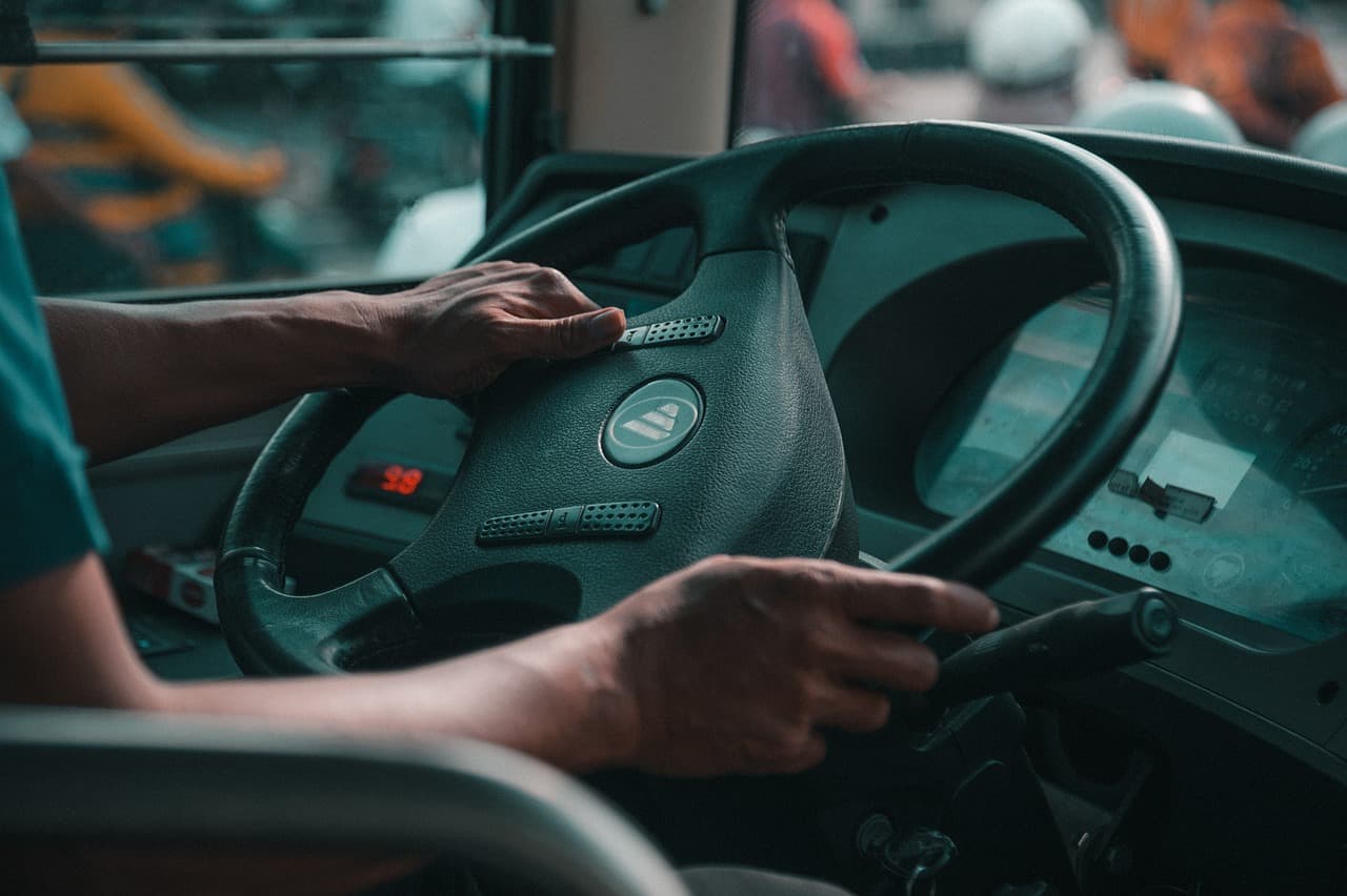 Biscione, con gli scooter bloccano la manovra del bus: l’autista chiede di spostarli e viene preso a sassate