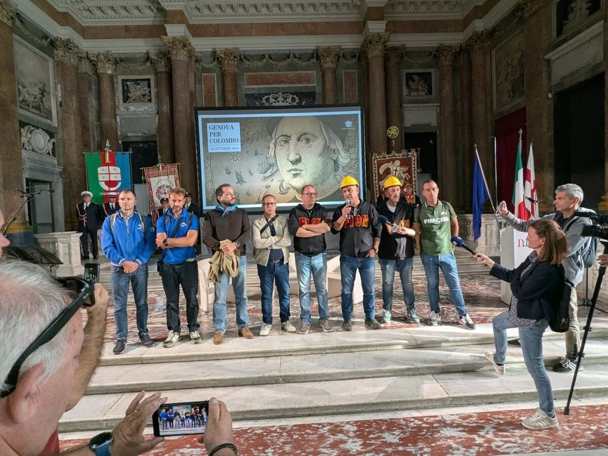 Ex Ilva, lavoratori a Palazzo Ducale durante le celebrazioni colombiane. “Il lavoro e le commesse ci sono, continueremo a lottare”