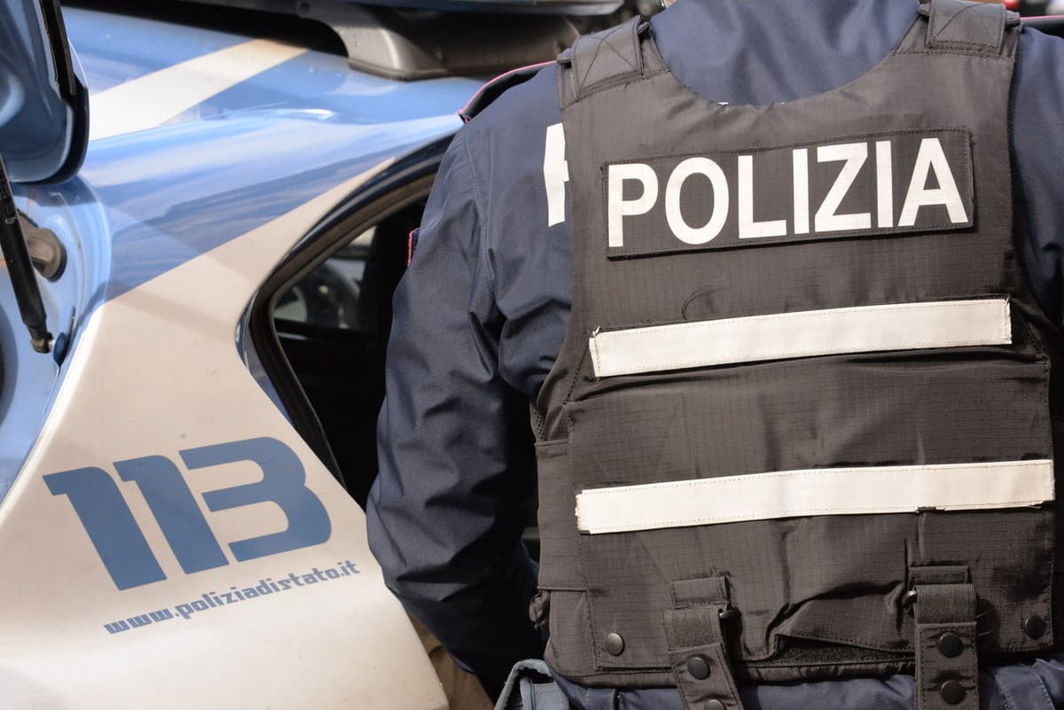 Sestri Ponente, entra in una scuola e aggredisce gli agenti: arrestato 25enne
