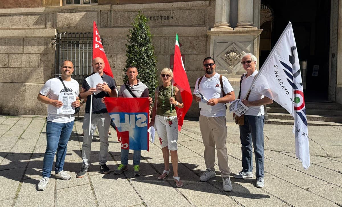 Sindacati di polizia ed esercito in protesta davanti alla Prefettura: "A Genova mancano fino al 25% degli organici"