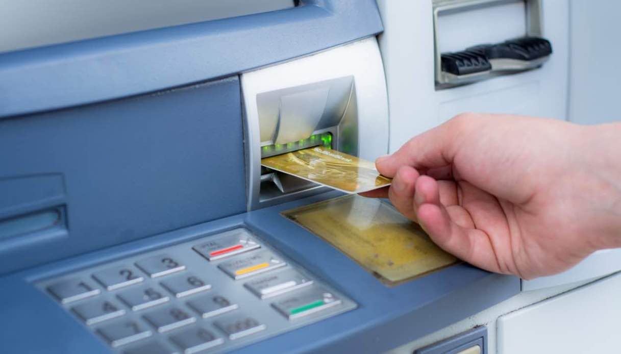 Truffe al bancomat con la tessera scambiata, tre arresti in centro