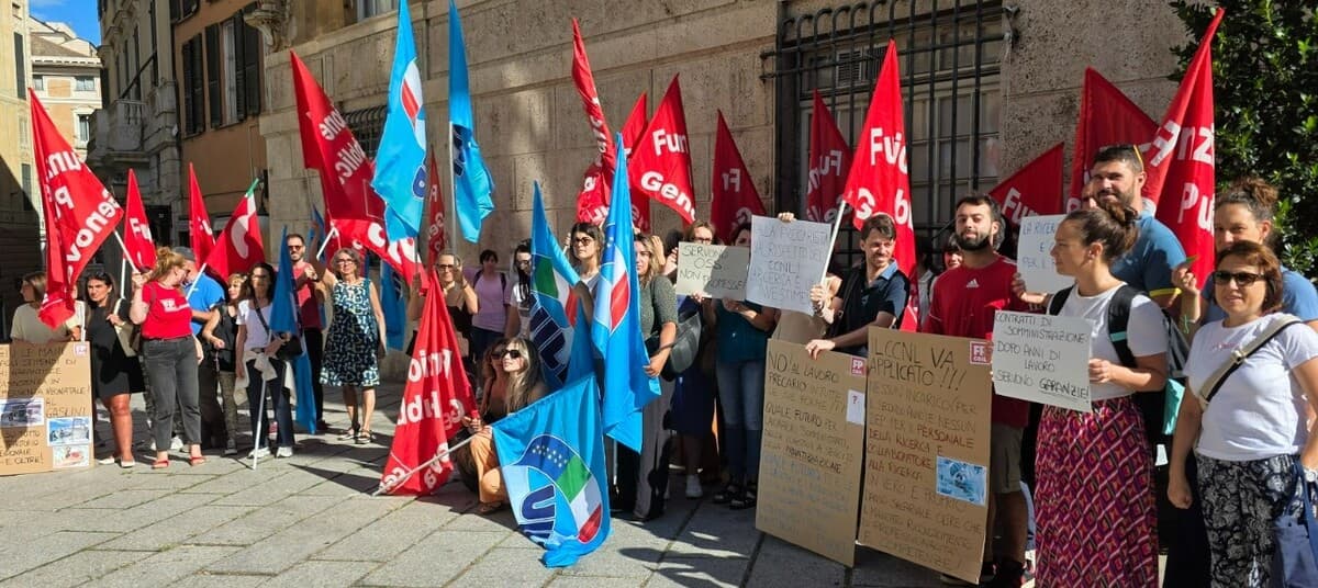 Lavoratori del Gaslini in presidio davanti alla prefettura di Genova
