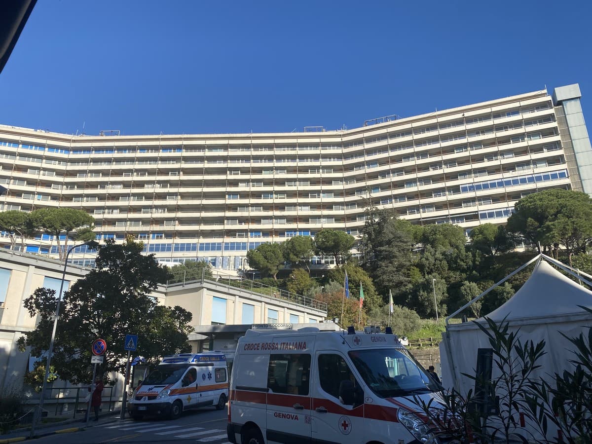 Entra al San Martino per un dolore al ginocchio e muore a 25 anni: tre indagati in Procura
