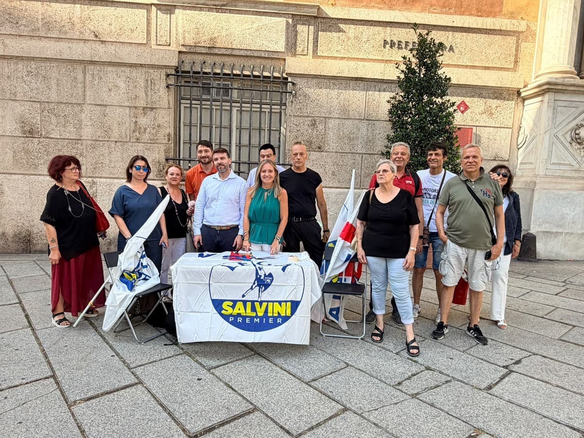 Sicurezza, la Lega in presidio sotto la Prefettura: firme per il Taser e un documento sui nuovi Patti