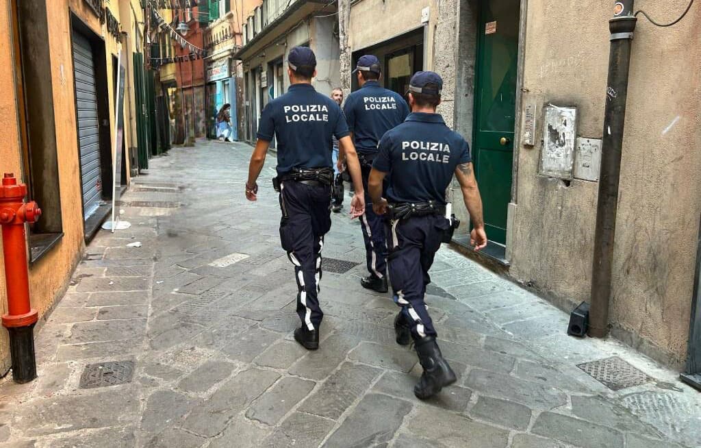 Centro storico, da oggi partono i controlli H24 della polizia locale: presidi a Prè, Ghetto e Banchi