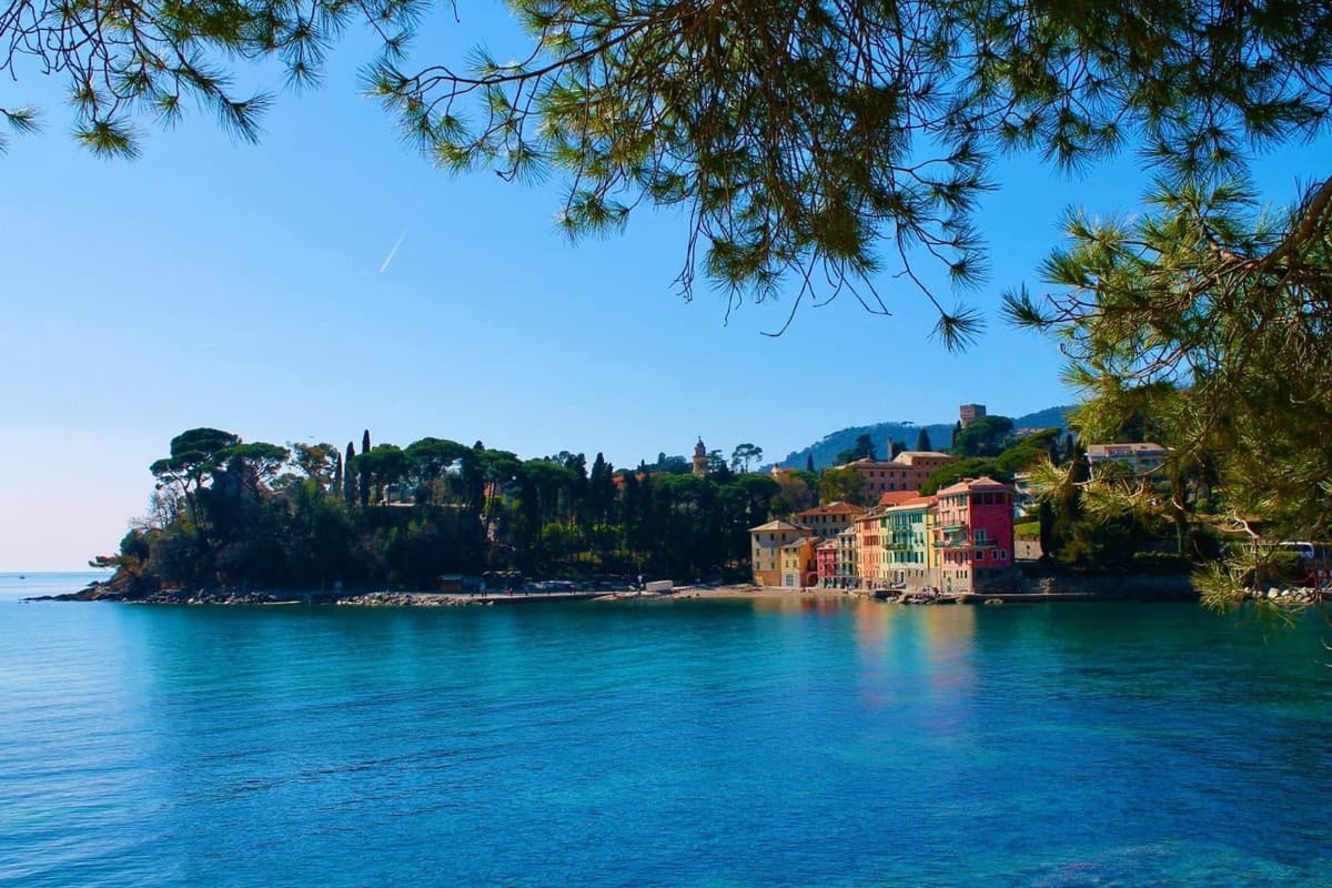 Rapallo, si tuffa in acqua e si sente male: morta turista 82enne