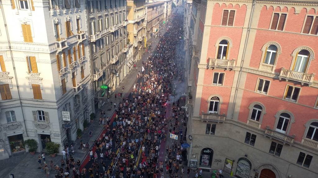 Genova celebra il G8 del 2001: migliaia sfilano tra Diaz, piazza Alimonda e De Ferrari