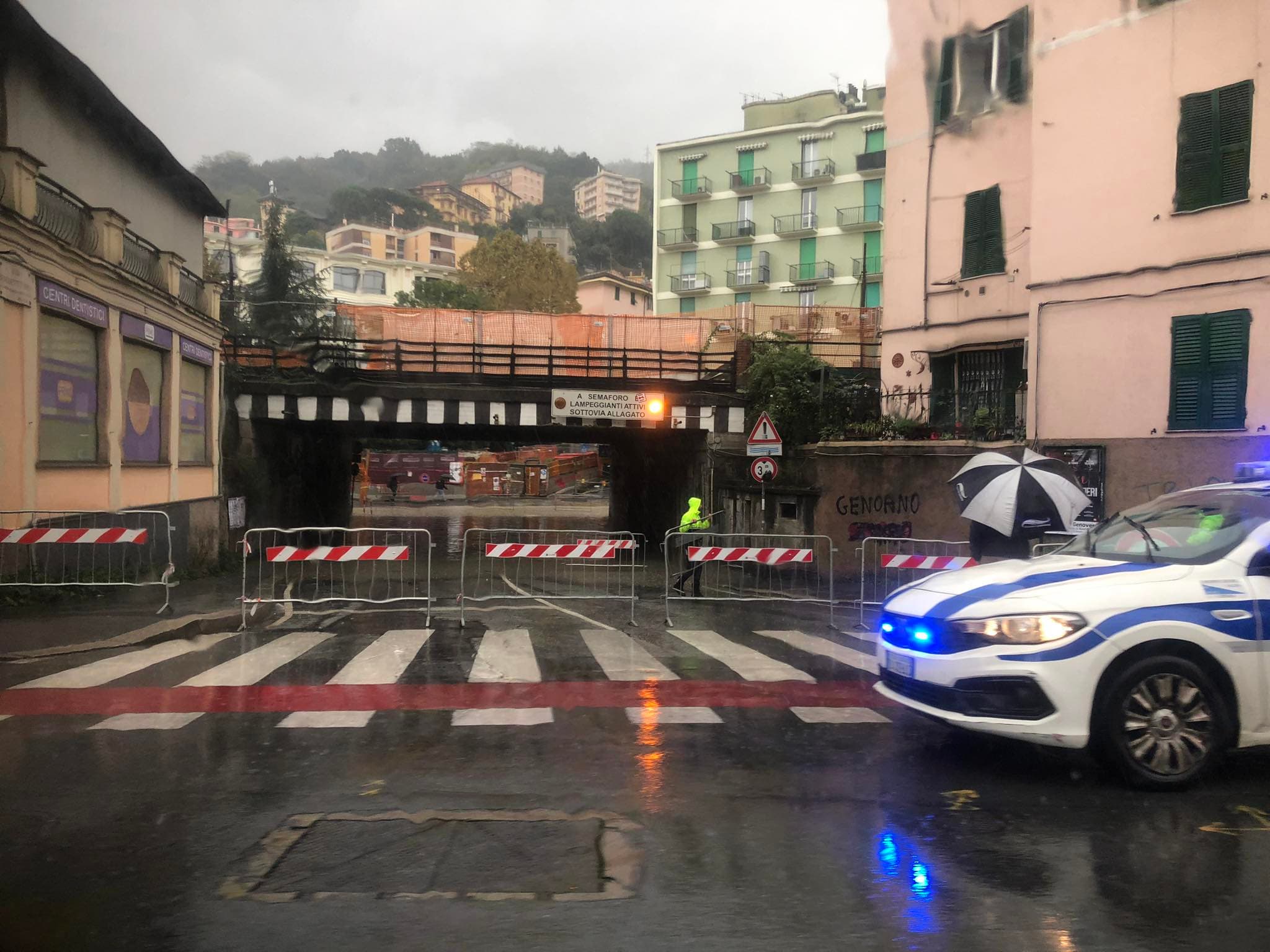 Maltempo in città: madre e figlia intrappolate in auto, i vigili del fuoco le salvano 