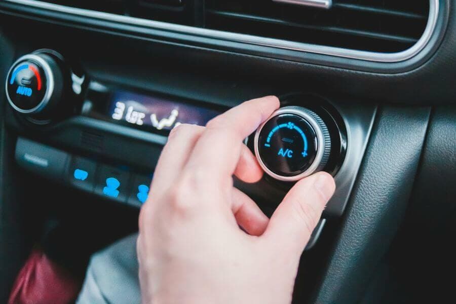 Ricarica aria condizionata auto fai da te o in officina? Cosa sapere prima di iniziare