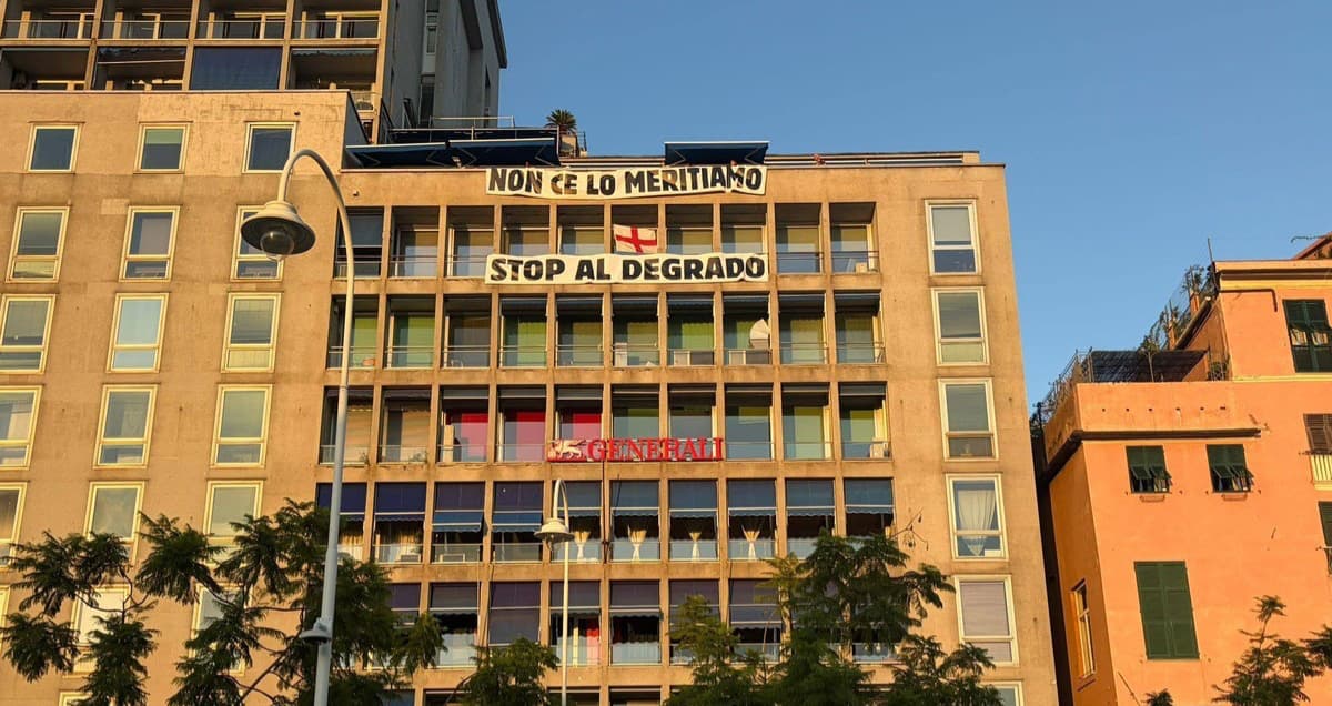 Centro storico, striscione contro il degrado a Caricamento durante la Festa dell'Unità: "Non ce lo meritiamo"