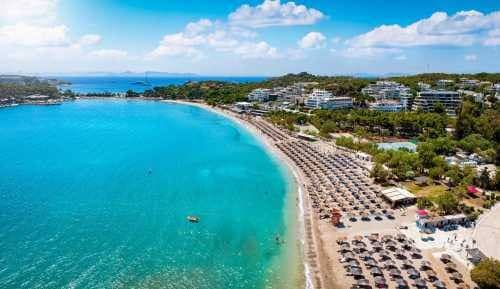 Disputa in spiaggia ad Atene: anziano perde la vita dopo una lite per un lettino
