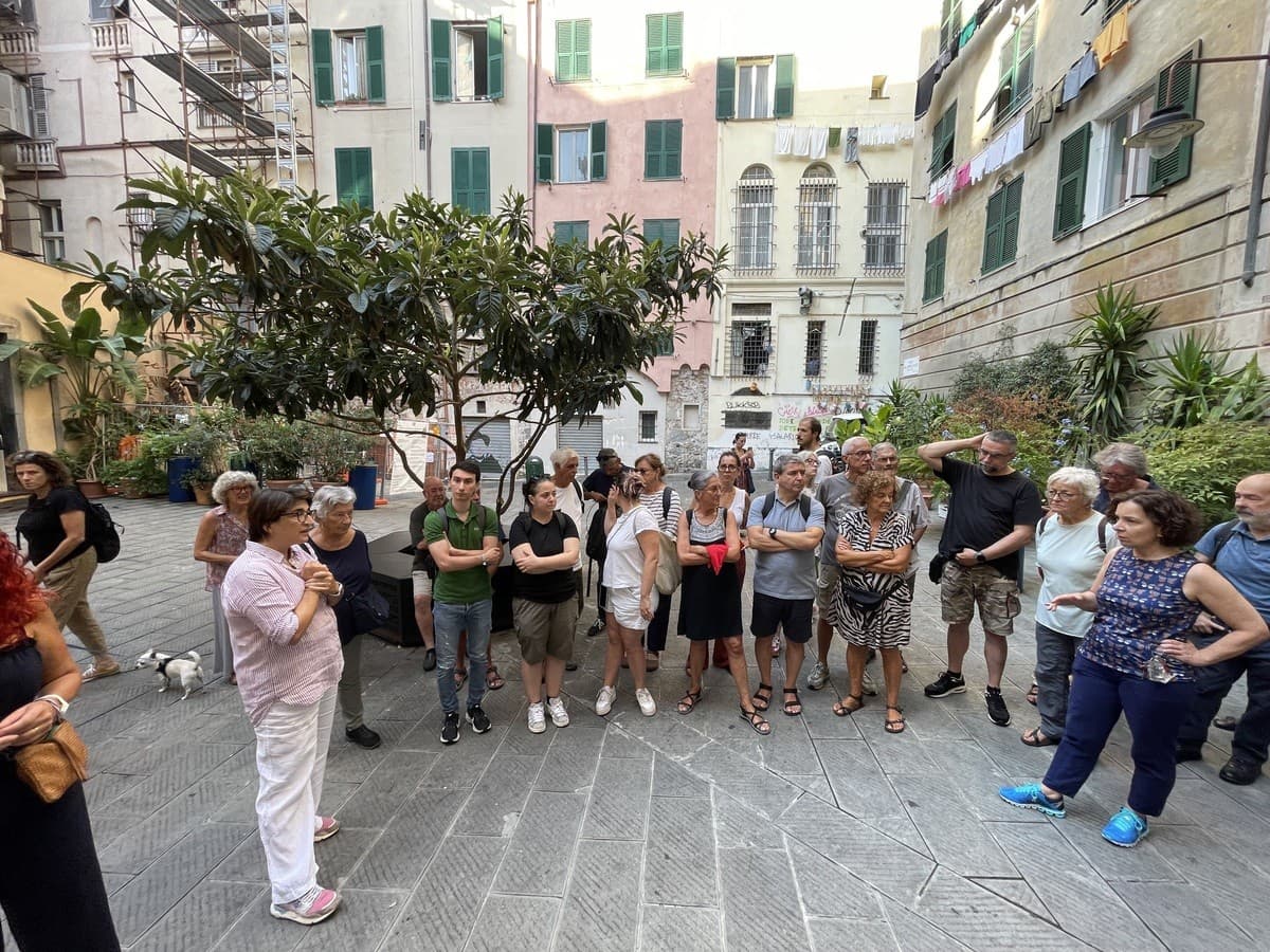 Il Centro Storico non si arrende al declino: in piazza don Gallo il presidio di comunità per riprendersi gli spazi condivisi