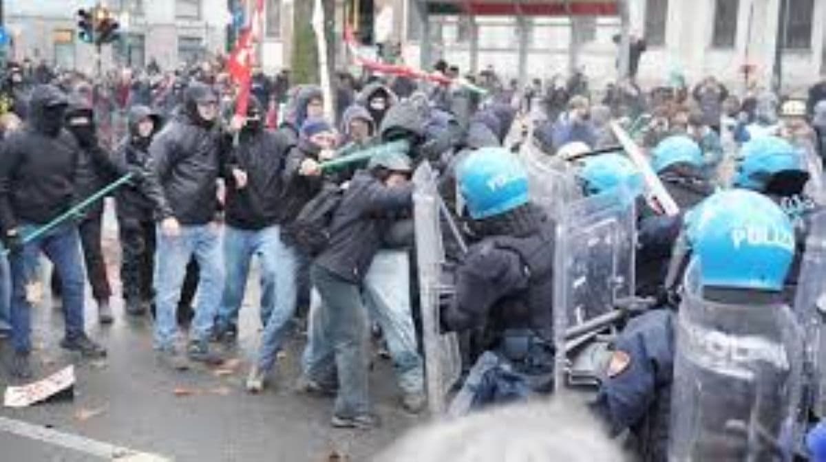 Meloni su scontri a Torino, non manifestanti ma nemici dello stato