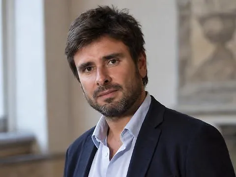 Di Battista riappare in televisione e svela la sua malattia: «Mi hanno trovato un tumore al cervello»