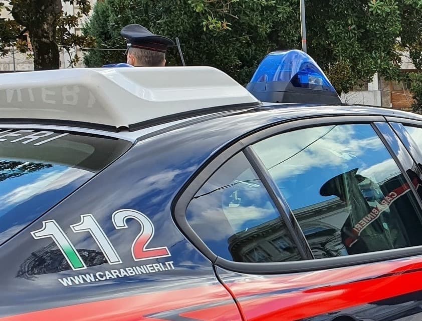 Foce, ruba cibo e alcolici da un supermercato poi spintona i dipendenti: arrestato 49enne