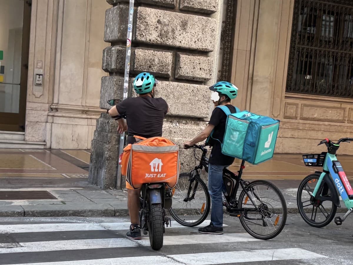 Stop nelle ore più calde alle corse dei rider, ma resta il nodo del reddito: la discussione in consiglio comunale